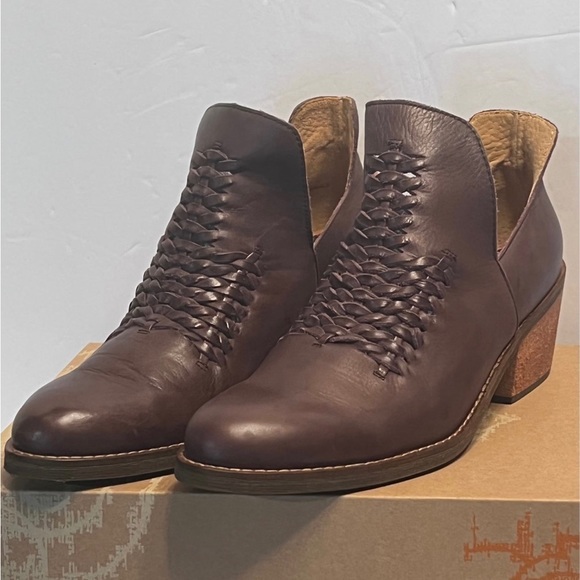 Women Leather  Latigo  Ankle Boots size 9.5 - Picture 7 of 16